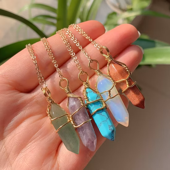 Ciondolo in pietra naturale Collana in cristallo con avvolgimento di filo Proiettile esagonale Ametiste Quarzo rosa Pendolo Pendolo Collana Chakra Gioielli